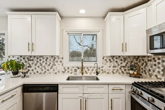 $3,200 | 2071 Madison Avenue, Gurnee, IL 60031