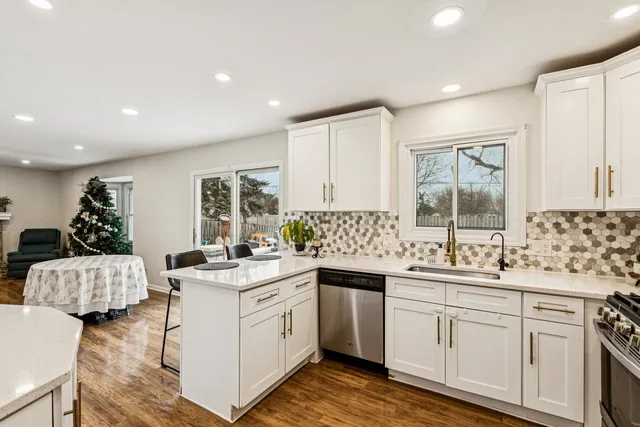 $3,200 | 2071 Madison Avenue, Gurnee, IL 60031