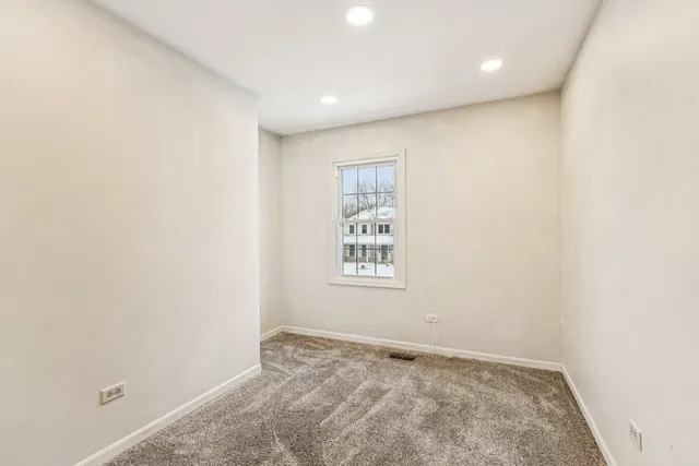 $3,200 | 2071 Madison Avenue, Gurnee, IL 60031