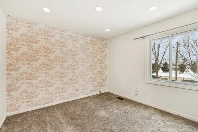 $3,200 | 2071 Madison Avenue, Gurnee, IL 60031