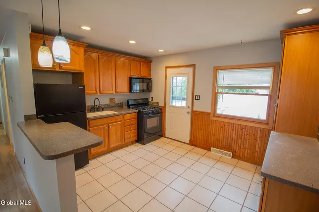 $2,400 | 3275 Maryvale Drive, Schenectady, NY 12304