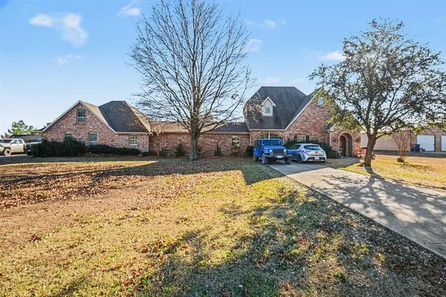 a view of a yard with a fountain