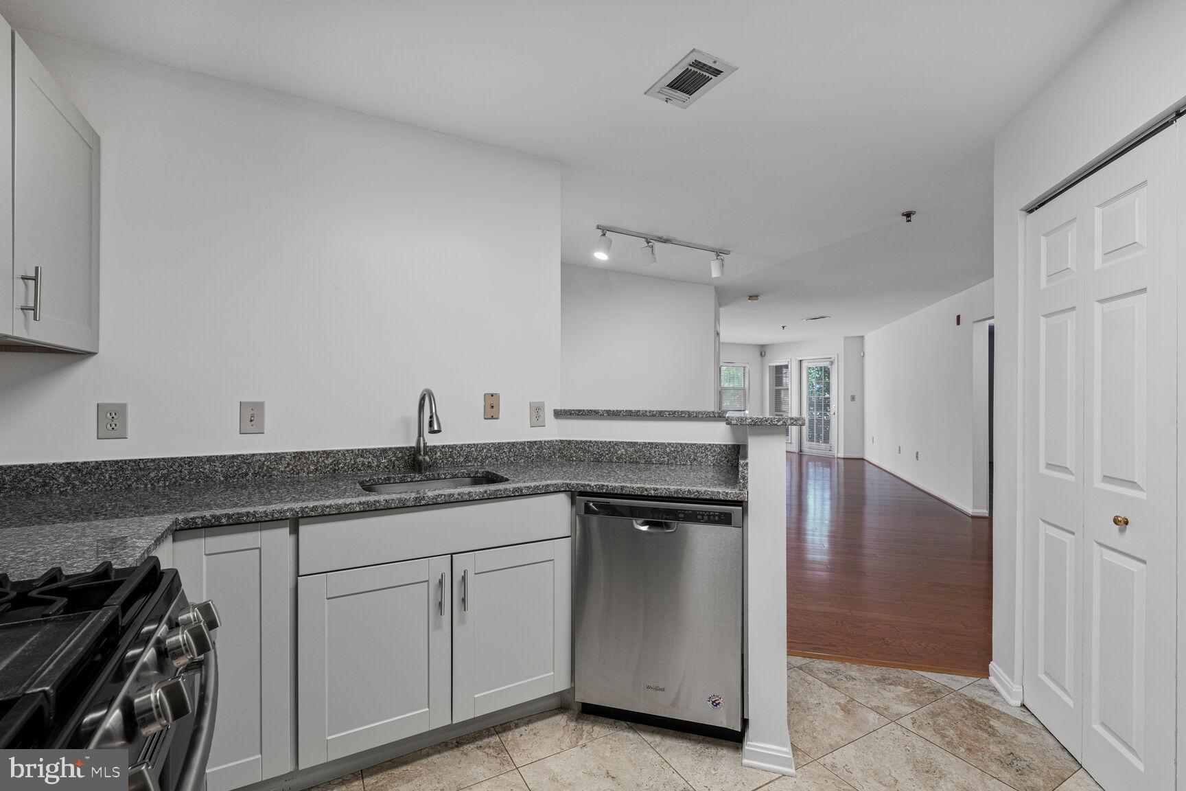 5575 Seminary Road, Unit 109 Falls Church, VA 22041 - Photo 10 of 20 Kitchen