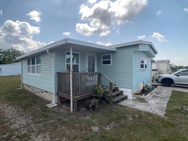 a view of a house with backyard