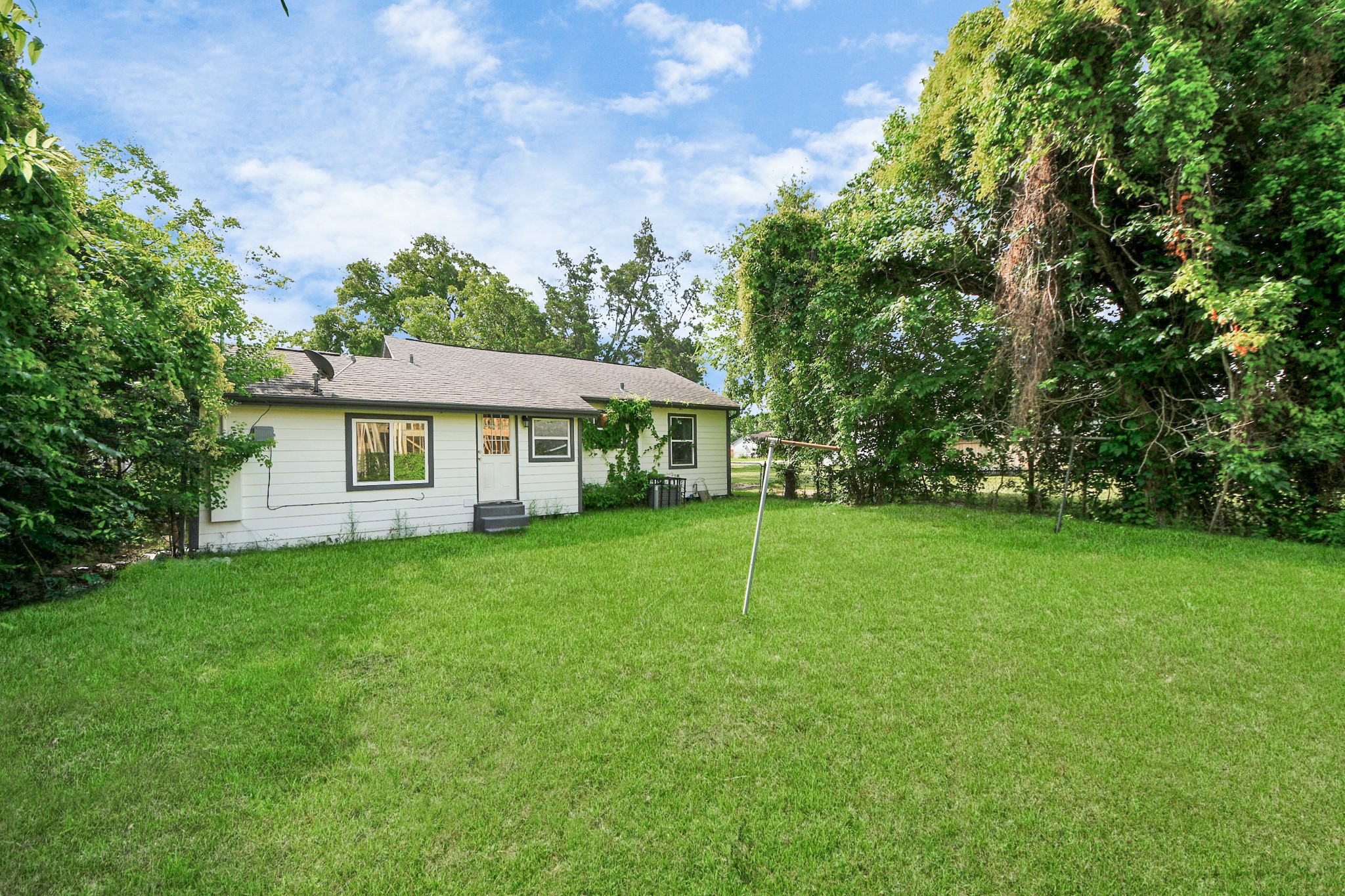 7004 Conley Street Houston, TX 77021 - Photo 28 of 32 a view of a house with a backyard