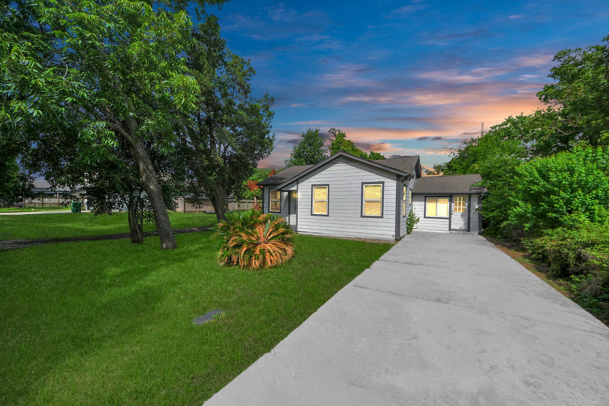 7004 Conley Street Houston, TX 77021 - Photo 9 of 32 a front view of a house with garden