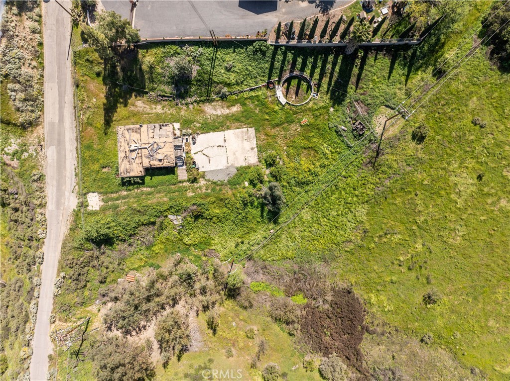 8355 Weirick Road Corona, CA 92883 - Photo 2 of 7 a bed room with a yard