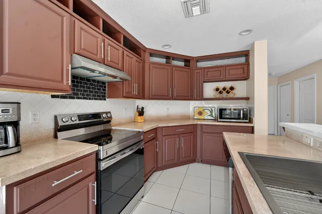 $525,000 | 3944 Crescent Creek Drive, Coconut Creek, FL 33073