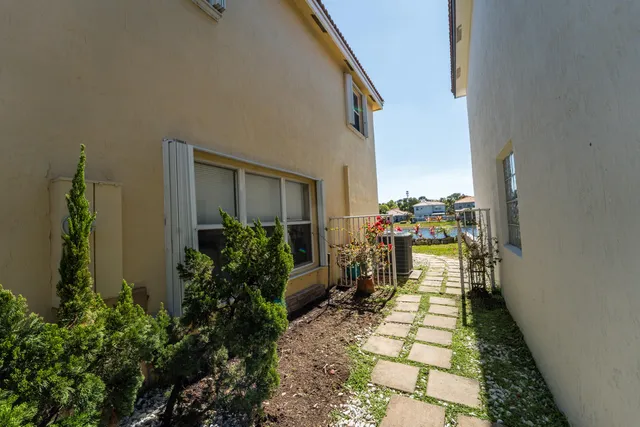 $525,000 | 3944 Crescent Creek Drive, Coconut Creek, FL 33073