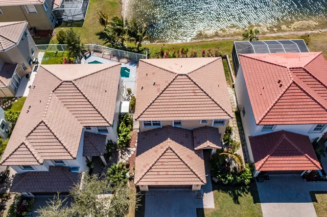$525,000 | 3944 Crescent Creek Drive, Coconut Creek, FL 33073