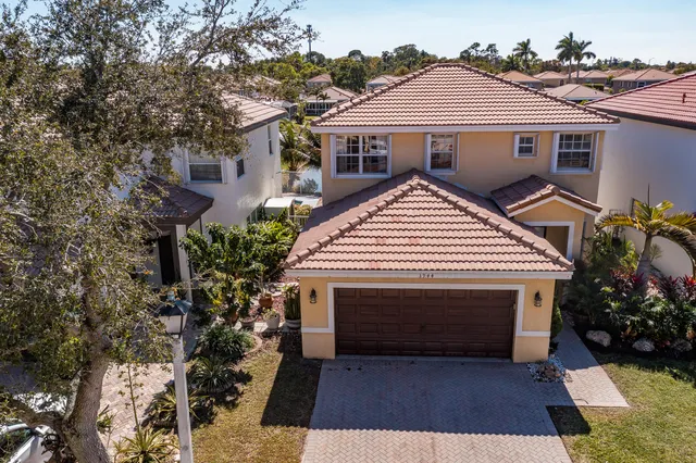 $525,000 | 3944 Crescent Creek Drive, Coconut Creek, FL 33073