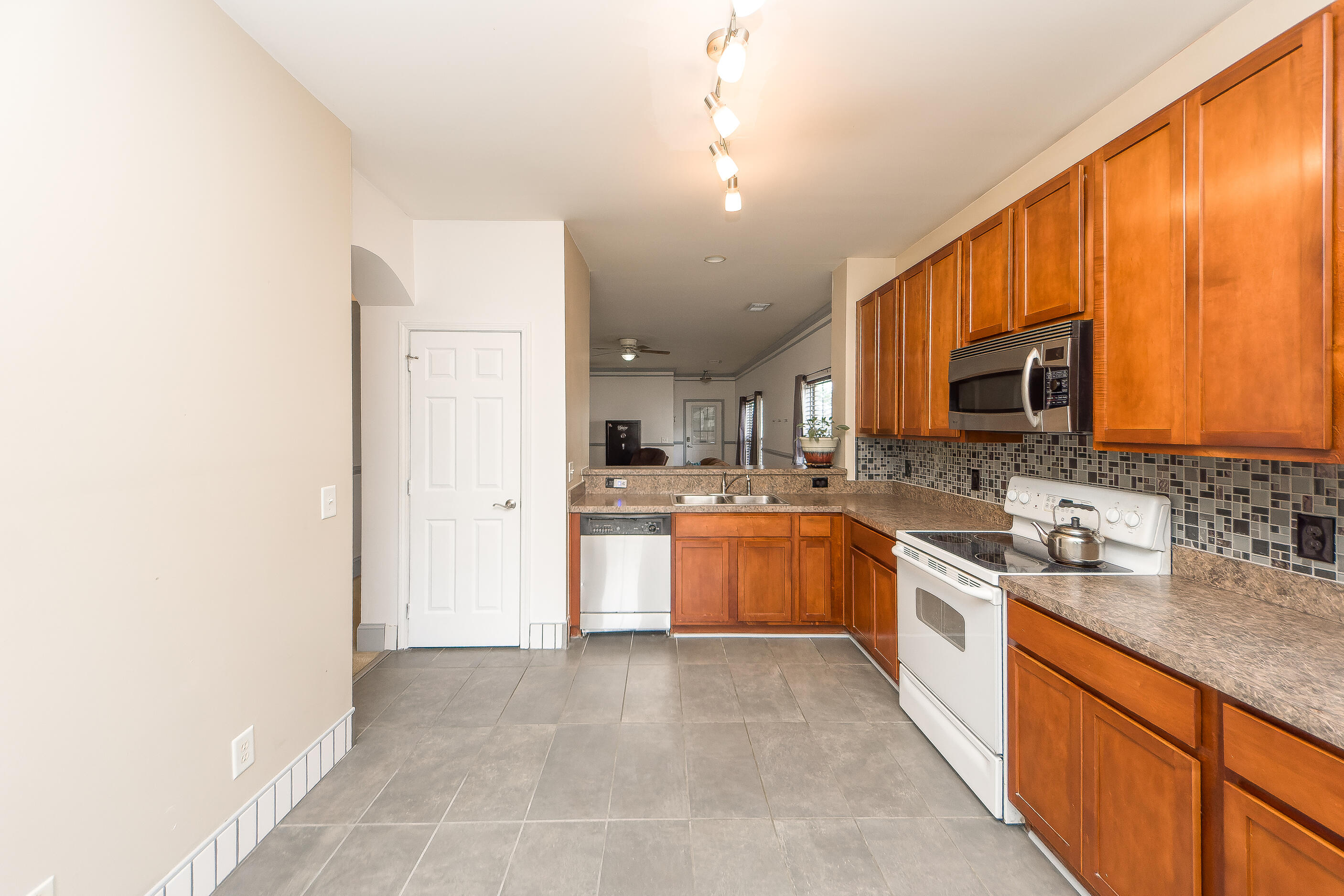 208 Summer View Road Summerville, SC 29486 - Photo 12 of 32 12