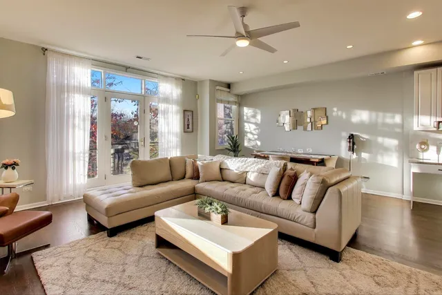 $800,000 | 2919 North Southport Avenue, Unit 3, Chicago, IL 60657