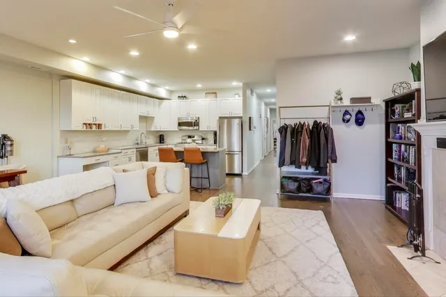 $800,000 | 2919 North Southport Avenue, Unit 3, Chicago, IL 60657