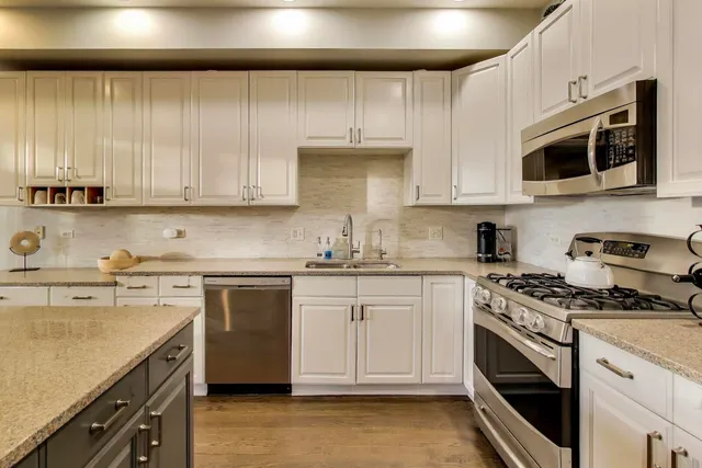 $800,000 | 2919 North Southport Avenue, Unit 3, Chicago, IL 60657