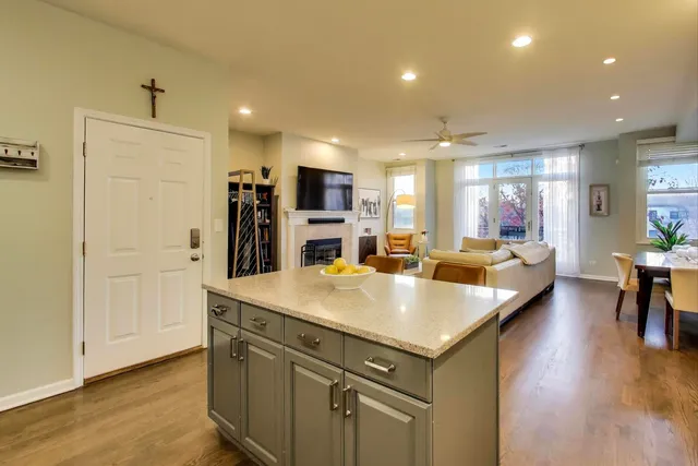 $800,000 | 2919 North Southport Avenue, Unit 3, Chicago, IL 60657