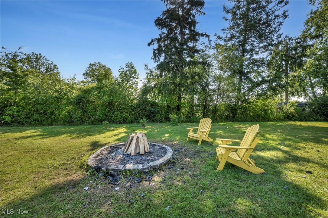7550 Mayfield Road Chesterland, OH 44026 - Photo 4 of 45 View of green lawn