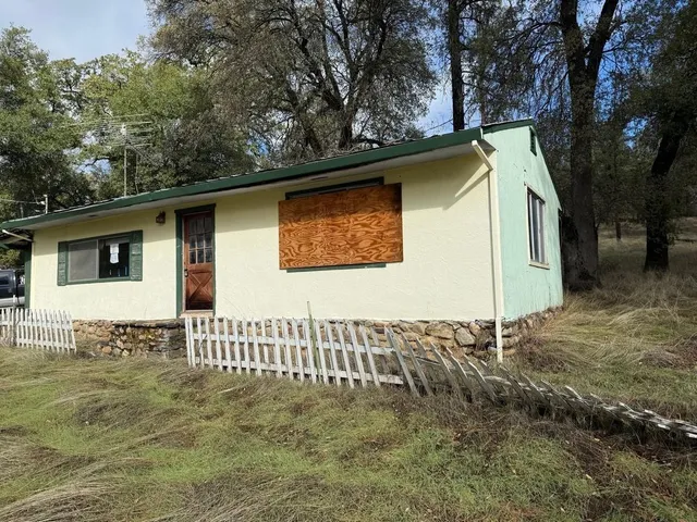 a view of a yard with a house