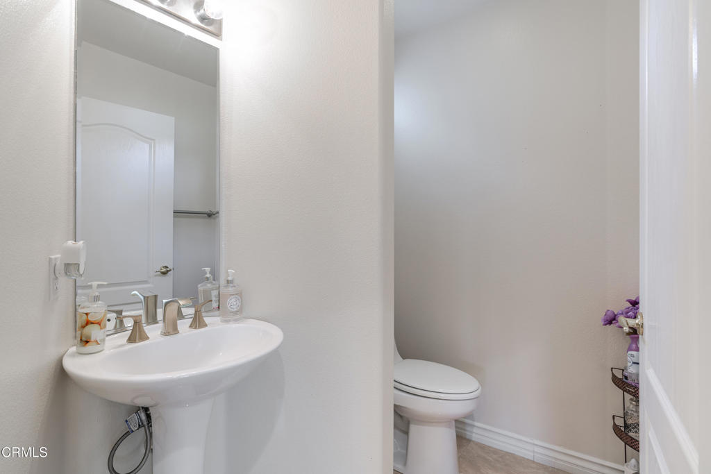 3751 North Hollingsworth Road Altadena, CA 91001 - Photo 17 of 40 Powder Room
