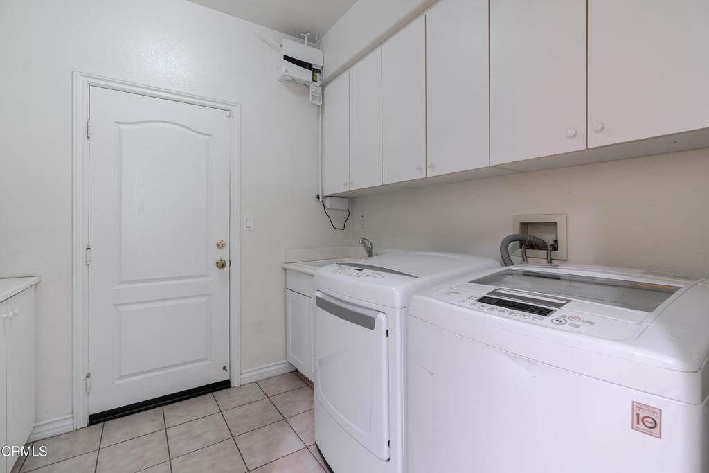 3751 North Hollingsworth Road Altadena, CA 91001 - Photo 18 of 40 Laundry Room to Garage Door