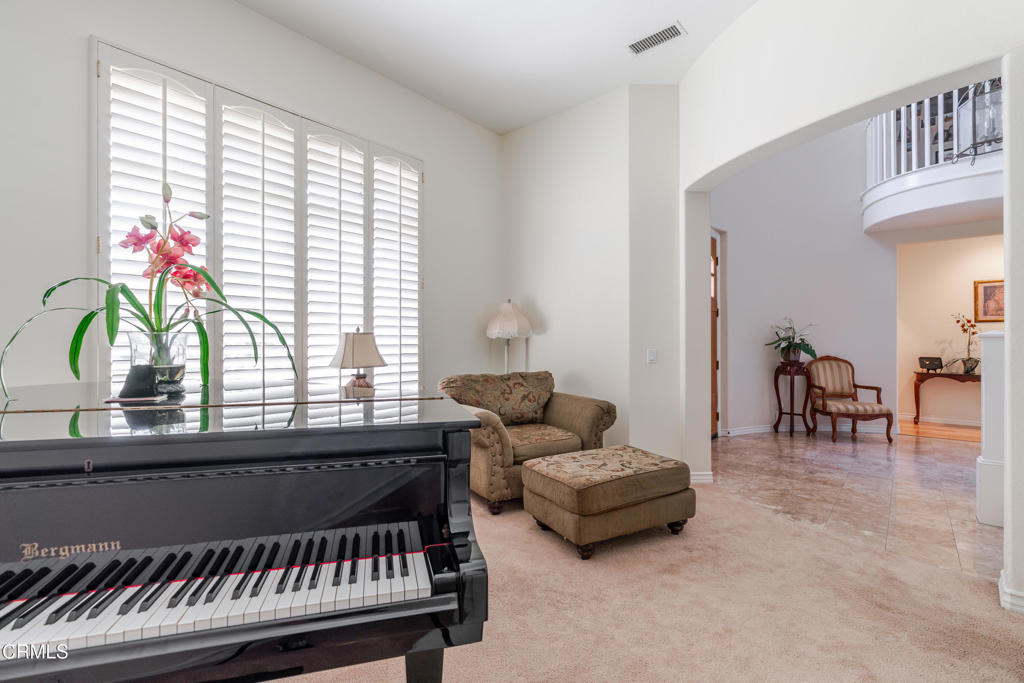 3751 North Hollingsworth Road Altadena, CA 91001 - Photo 8 of 40 Living Room to Entry