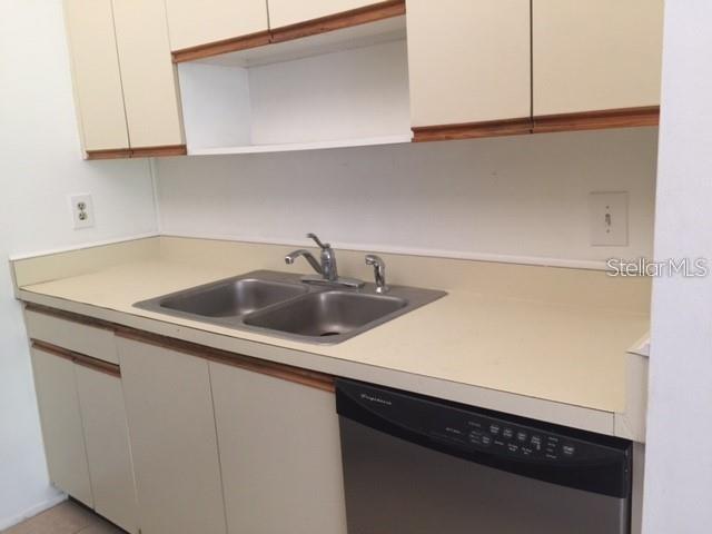 327 Bobby Jones Road, Unit 327 Sarasota, FL 34232 - Photo 11 of 17