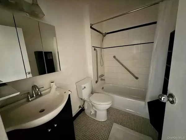 $3,100 | 530 Hudson Avenue, Unit B4, Cedarhurst, NY 11516