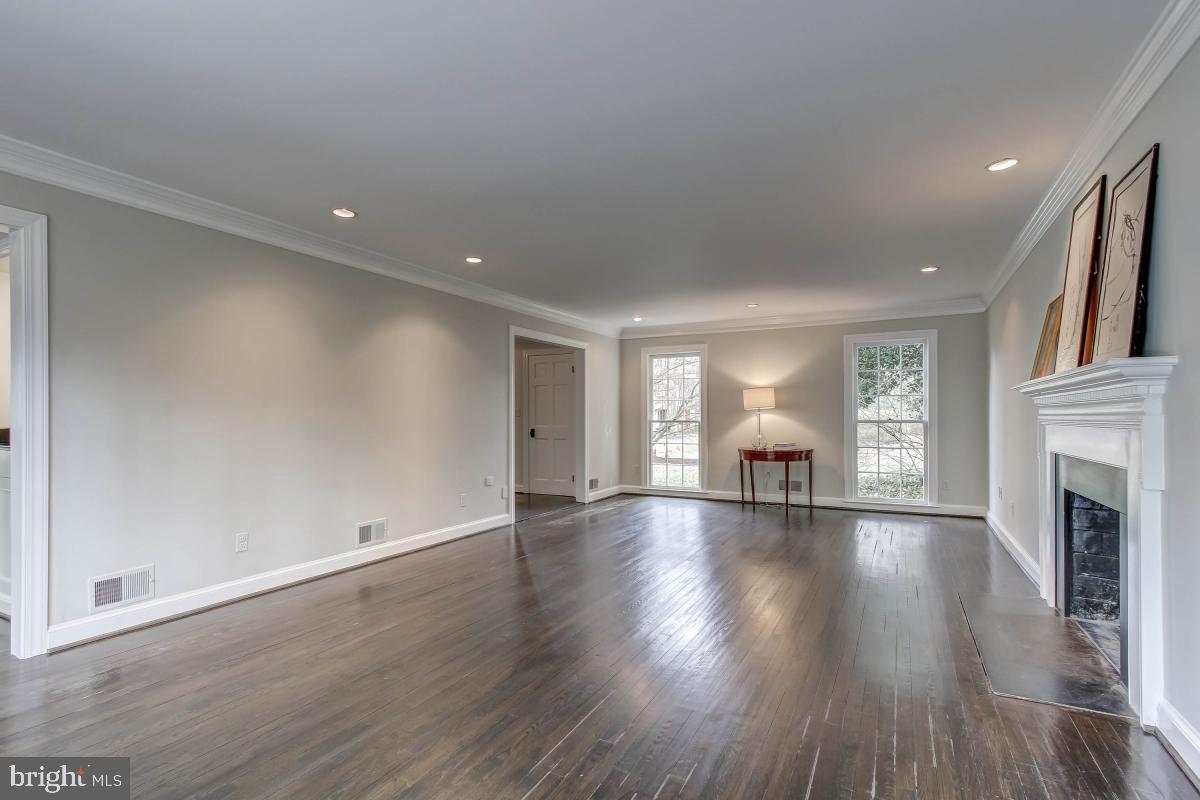 7011 Darby Road Bethesda, MD 20817 - Photo 5 of 37 living room