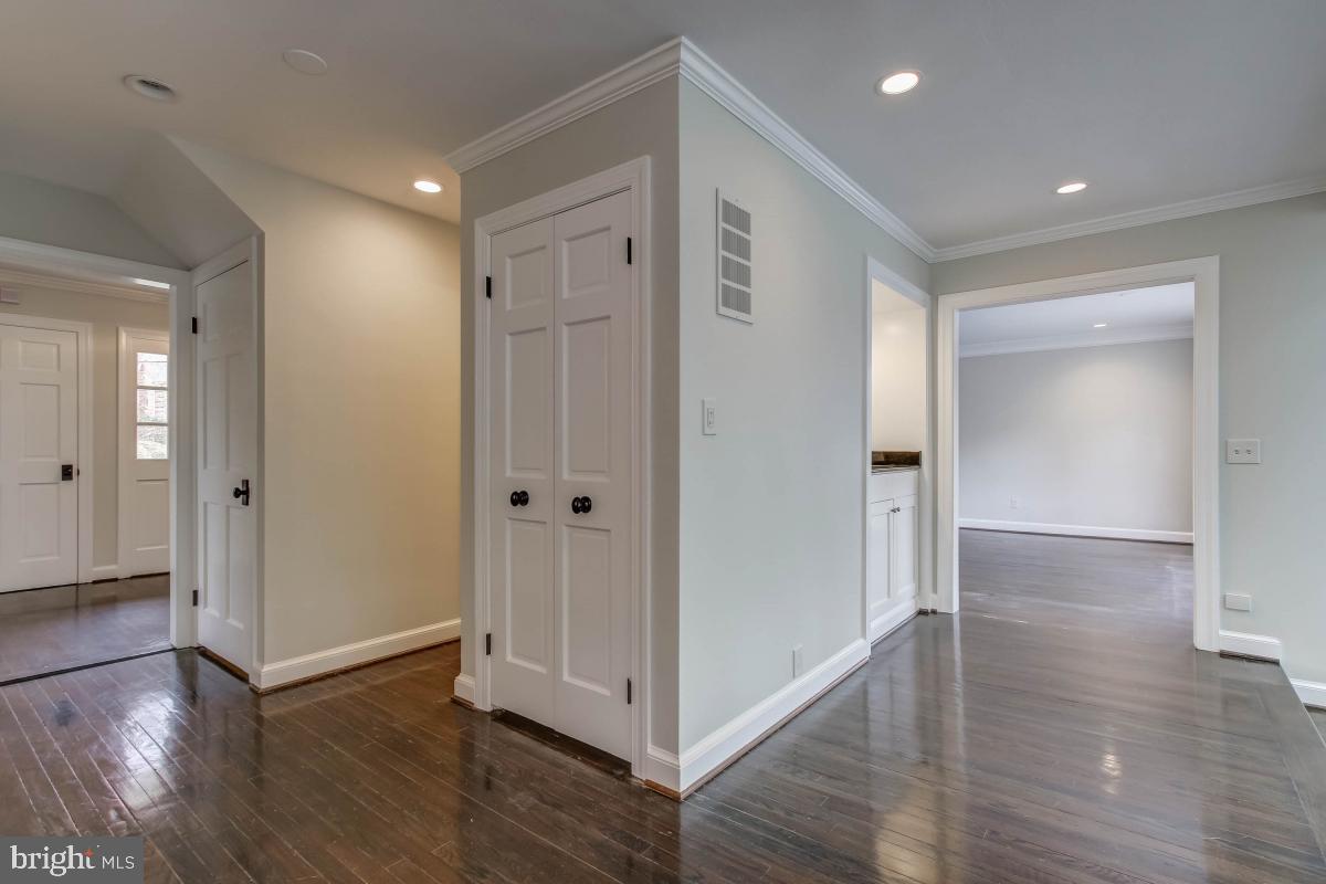 7011 Darby Road Bethesda, MD 20817 - Photo 8 of 37 hall