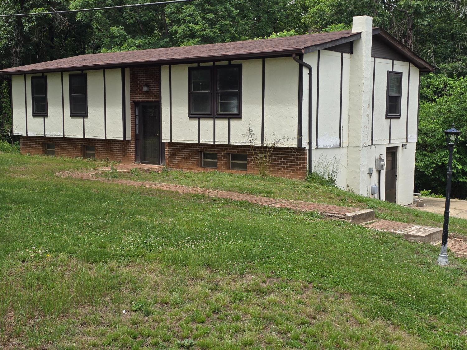 a view of house with backyard and porch