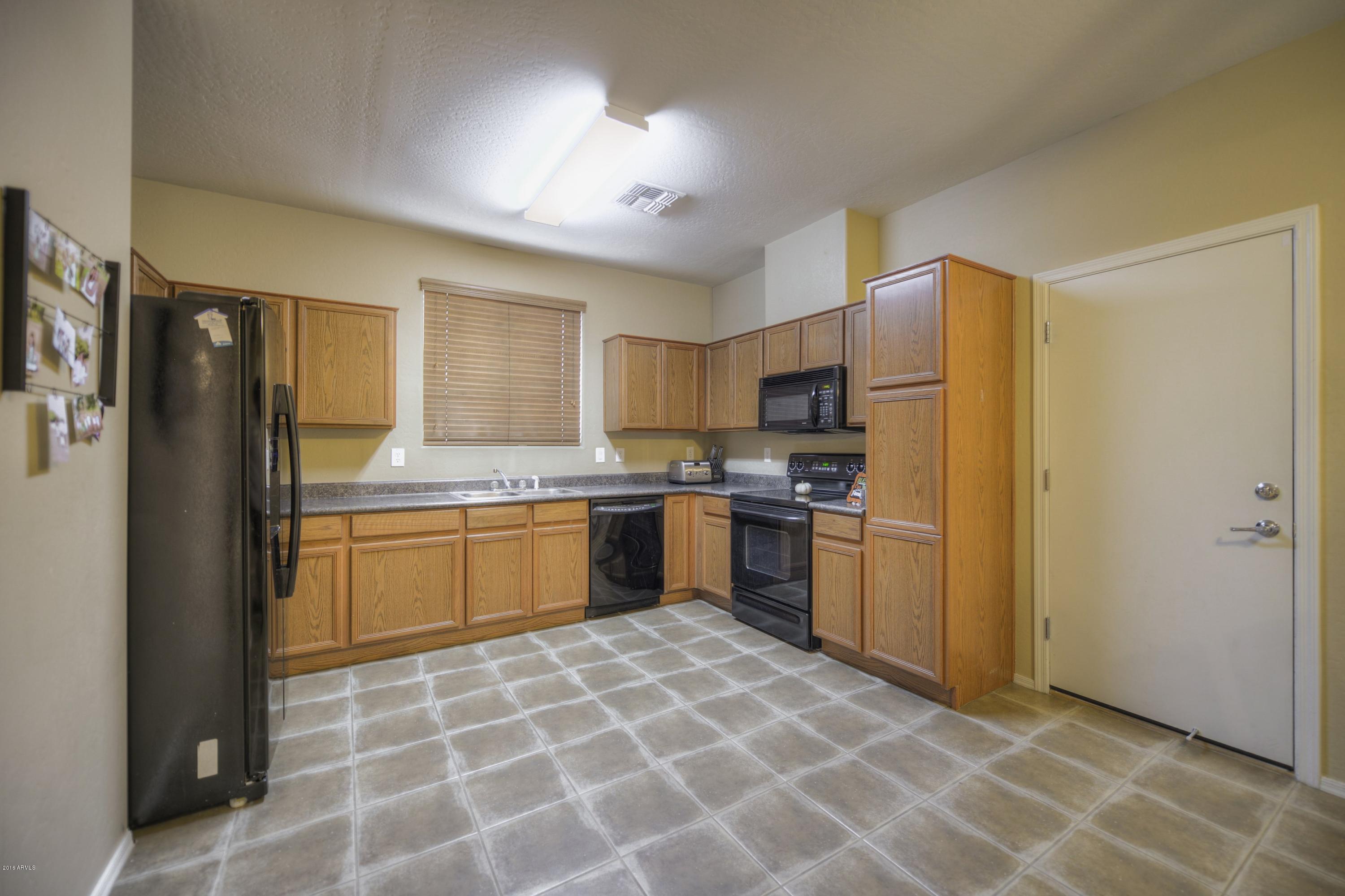 1980 East Del Rio Street Gilbert, AZ 85295 - Photo 10 of 25 010_Kitchen