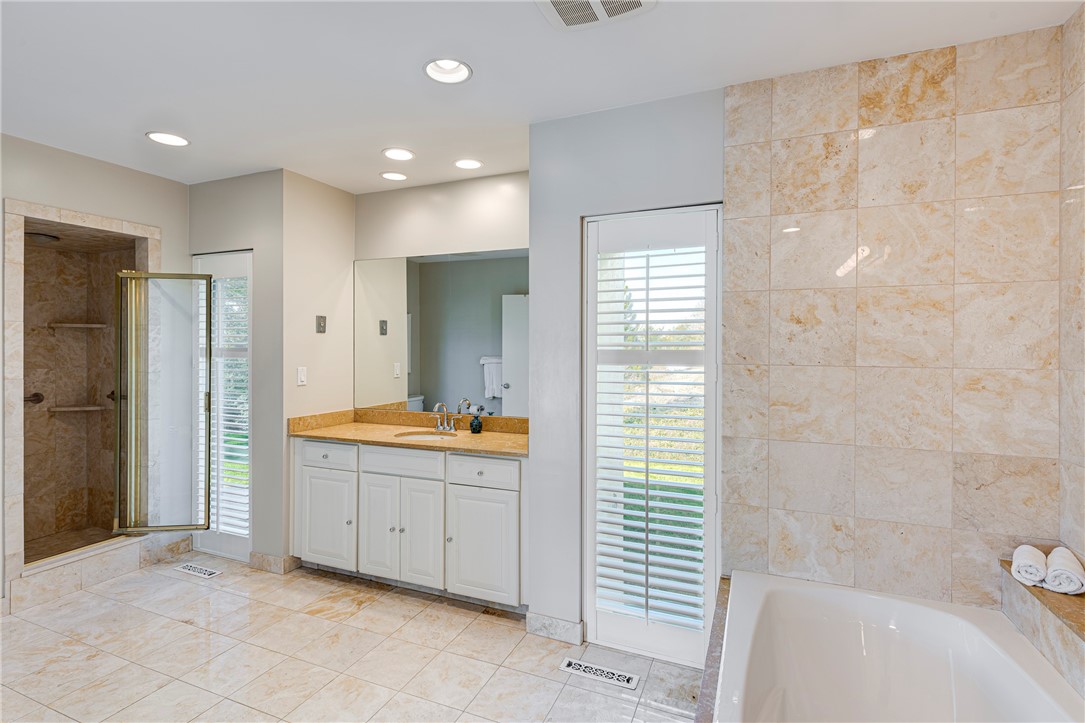 111 Ocean Avenue Newport, RI 02840 - Photo 32 of 46 Soaking tub and Shower