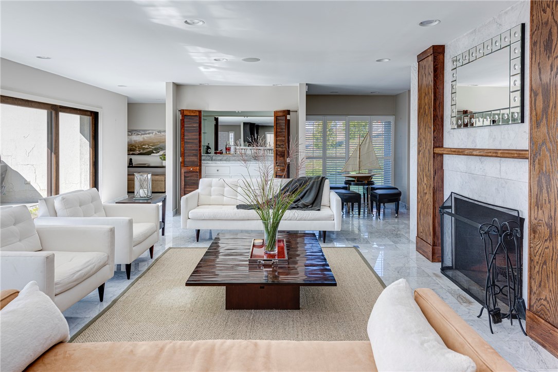 111 Ocean Avenue Newport, RI 02840 - Photo 7 of 46 Living area to the wet bar