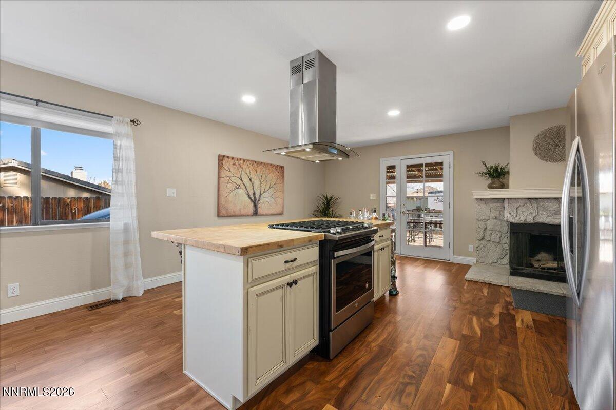 2224 Escalera Way Reno, NV 89523 - Photo 20 of 44 a kitchen with granite countertop a stove and a wooden floors