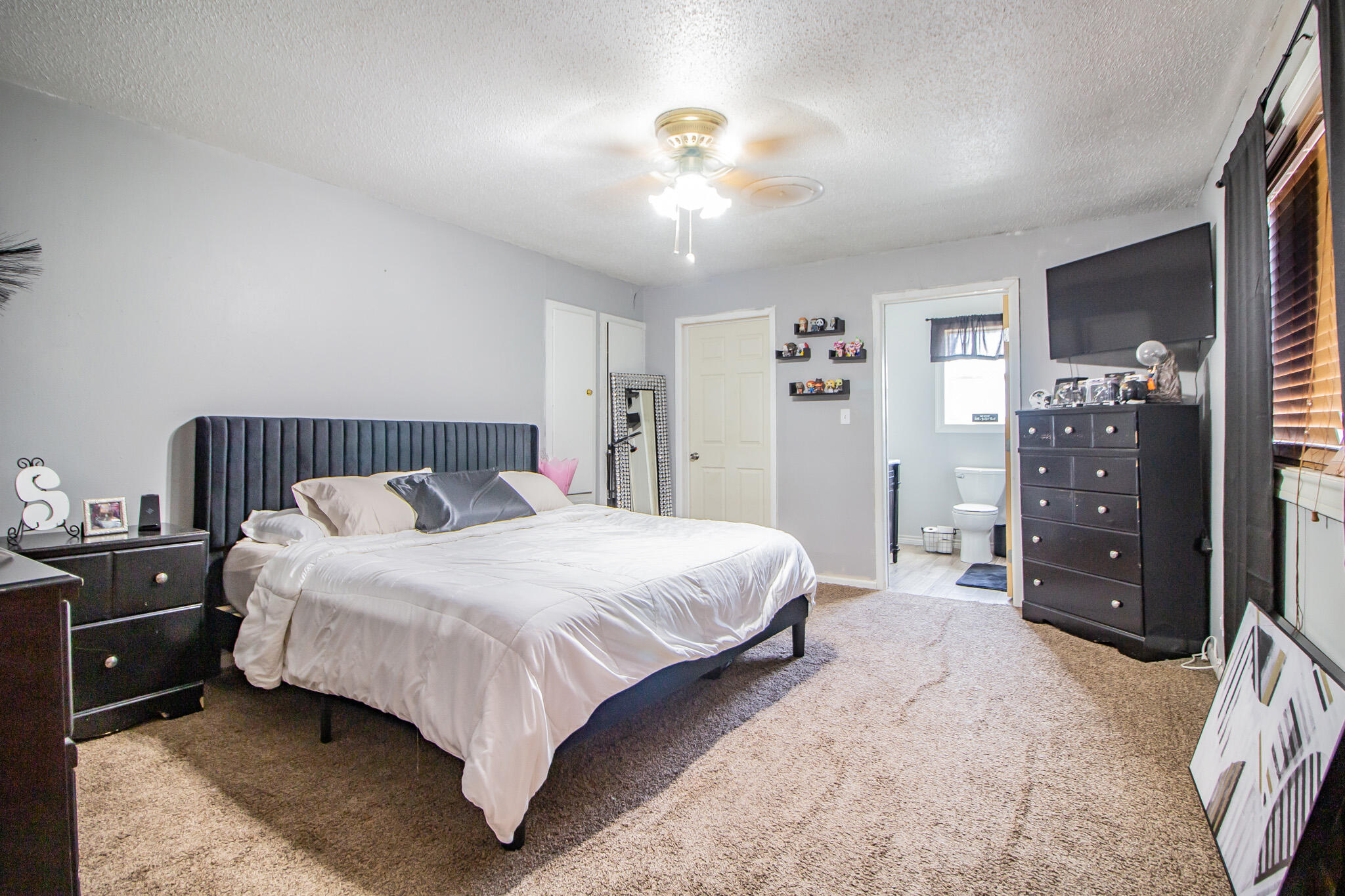 907 Ave H Hale Center, TX 79041 - Photo 17 of 32 a bedroom with a bed and closet with mirror