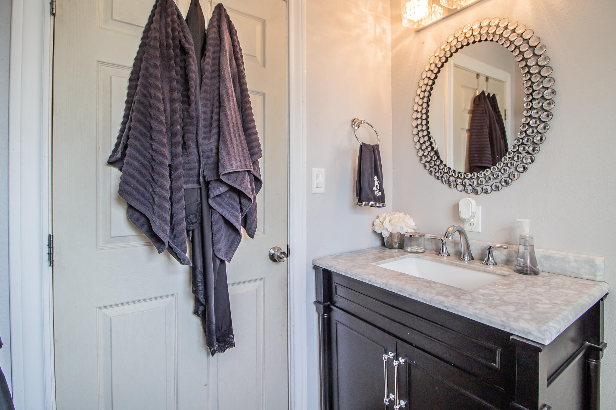 907 Ave H Hale Center, TX 79041 - Photo 19 of 32 a bathroom with a sink and a mirror
