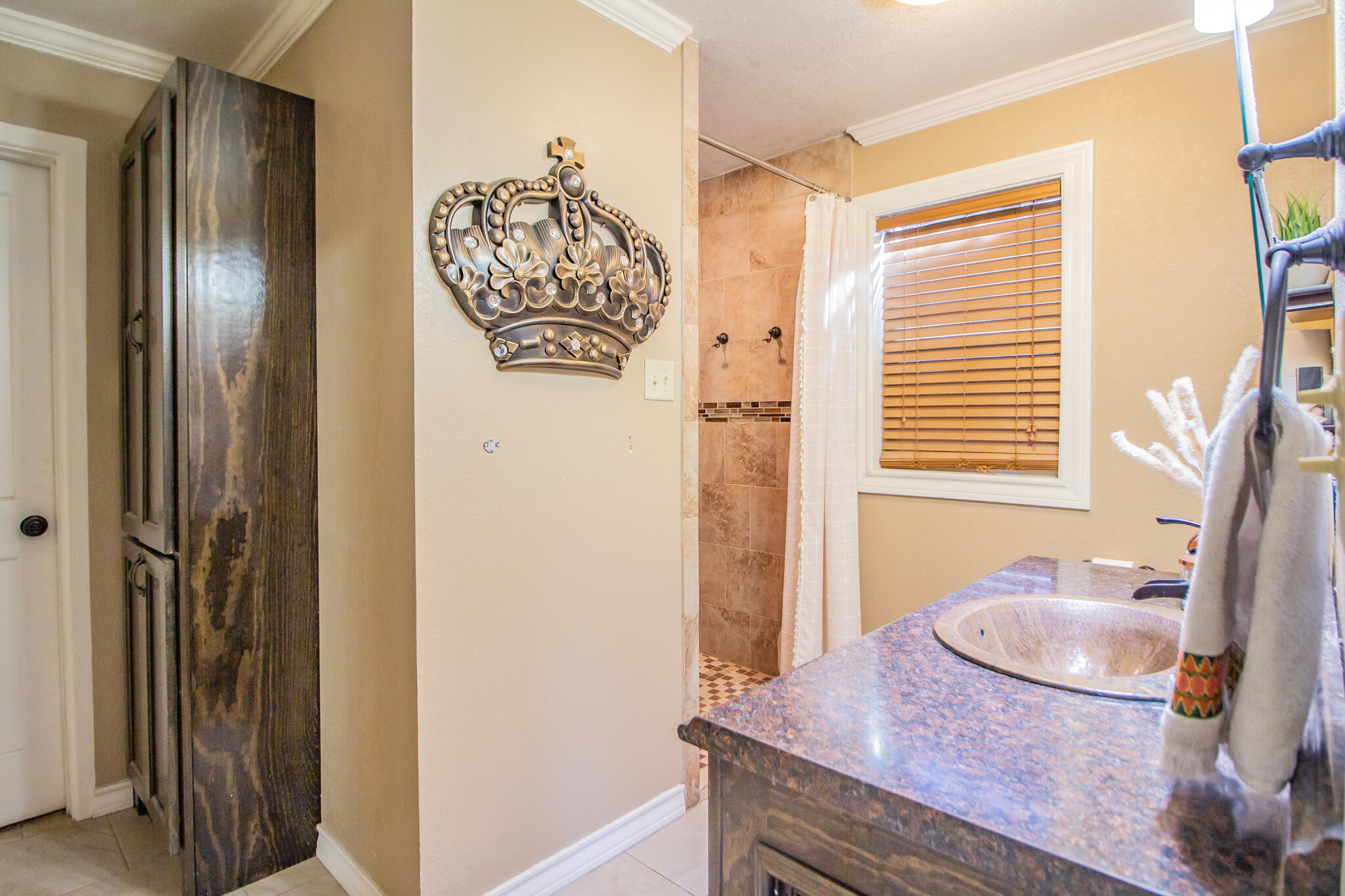 907 Ave H Hale Center, TX 79041 - Photo 23 of 32 a bathroom with a sink a mirror and vanity