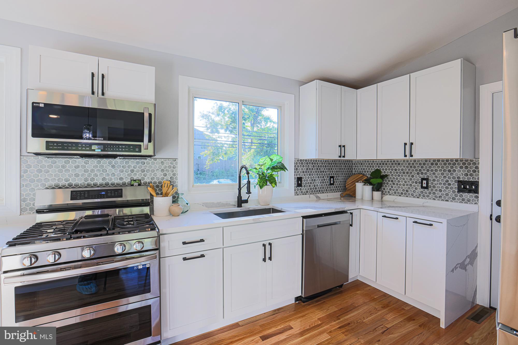 8319 Stevenson Road Pikesville, MD 21208 - Photo 39 of 97 Gas cooking double oven and microwave