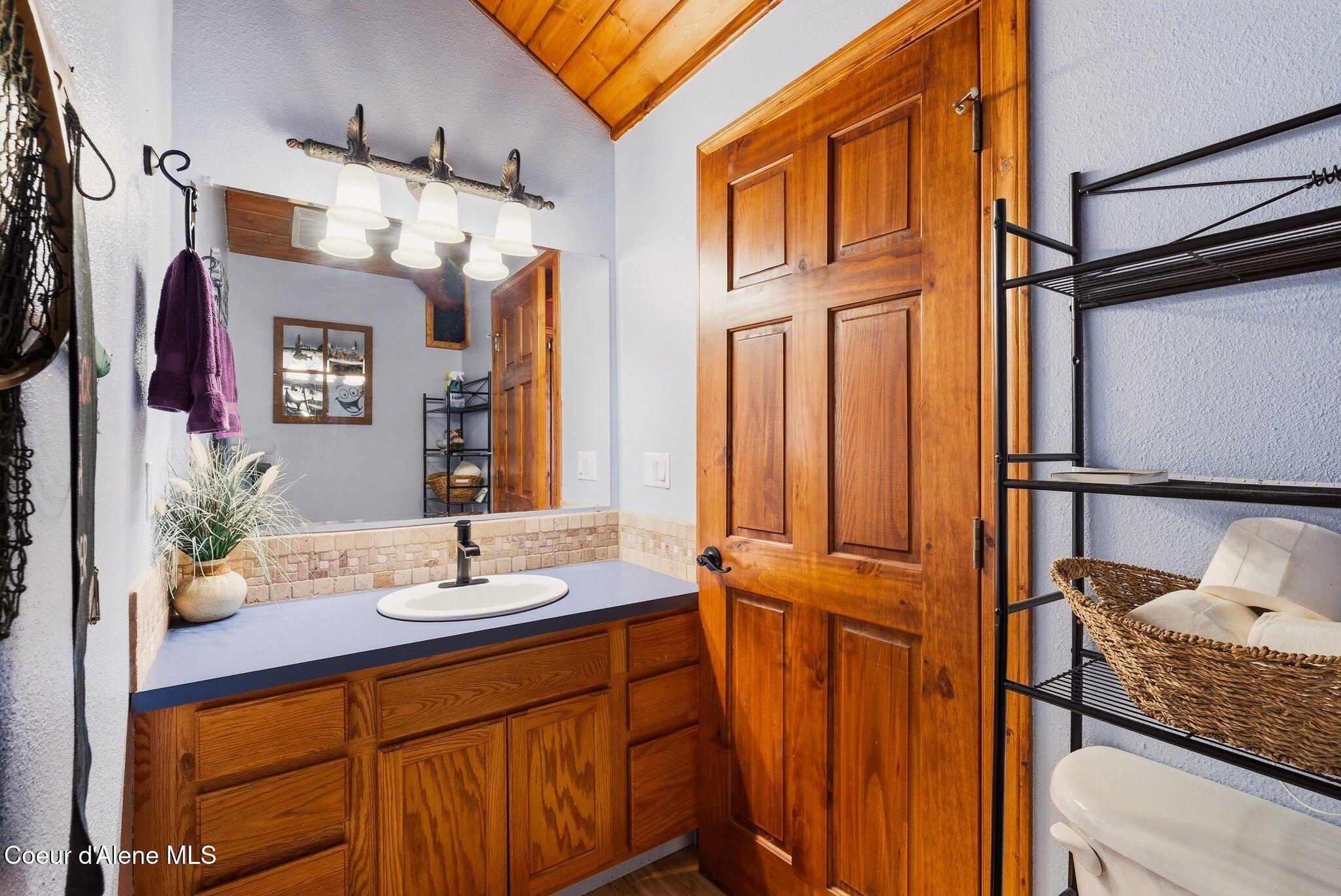 36 Gosling Point Priest River, ID 83856 - Photo 19 of 71 Powder room
