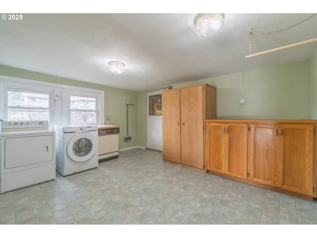 a view of a storage & utility room with washer and dryer