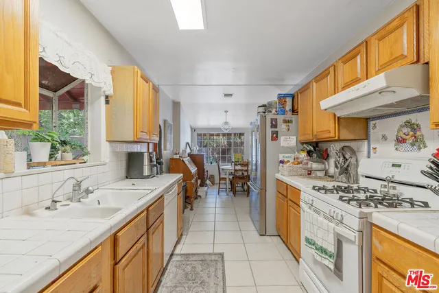 $800,000 | 17503 Runnymede Street, Lake Balboa, CA 91406