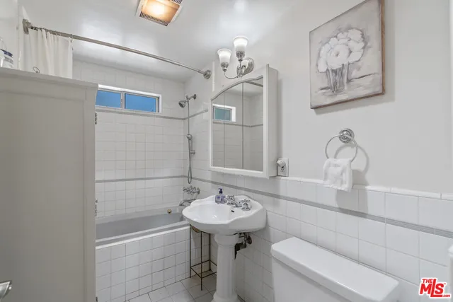 $800,000 | 17503 Runnymede Street, Lake Balboa, CA 91406