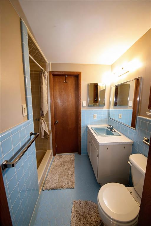 500 Piedmont Road Marietta, GA 30066 - Photo 15 of 40 a bathroom with a sink a toilet and mirror