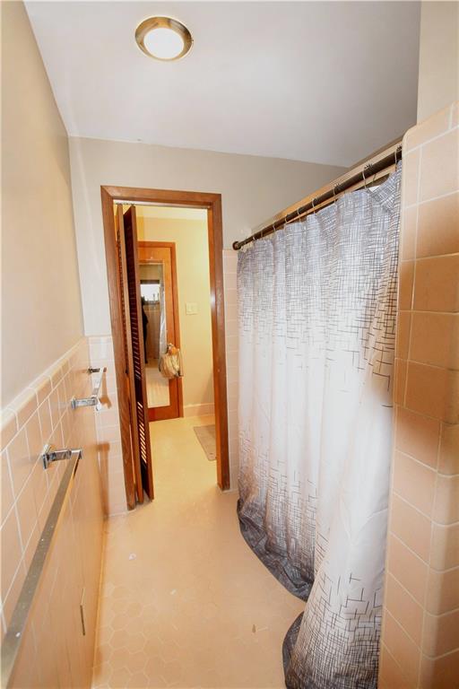 500 Piedmont Road Marietta, GA 30066 - Photo 17 of 40 a view of a closet area with a tub