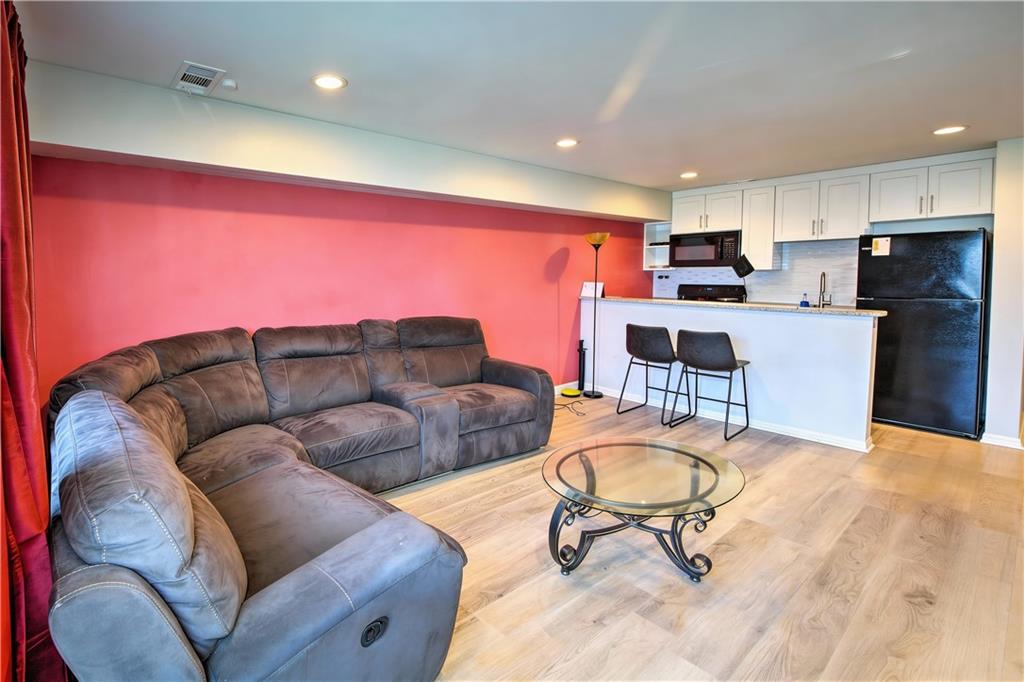 500 Piedmont Road Marietta, GA 30066 - Photo 22 of 40 a living room with furniture and kitchen view