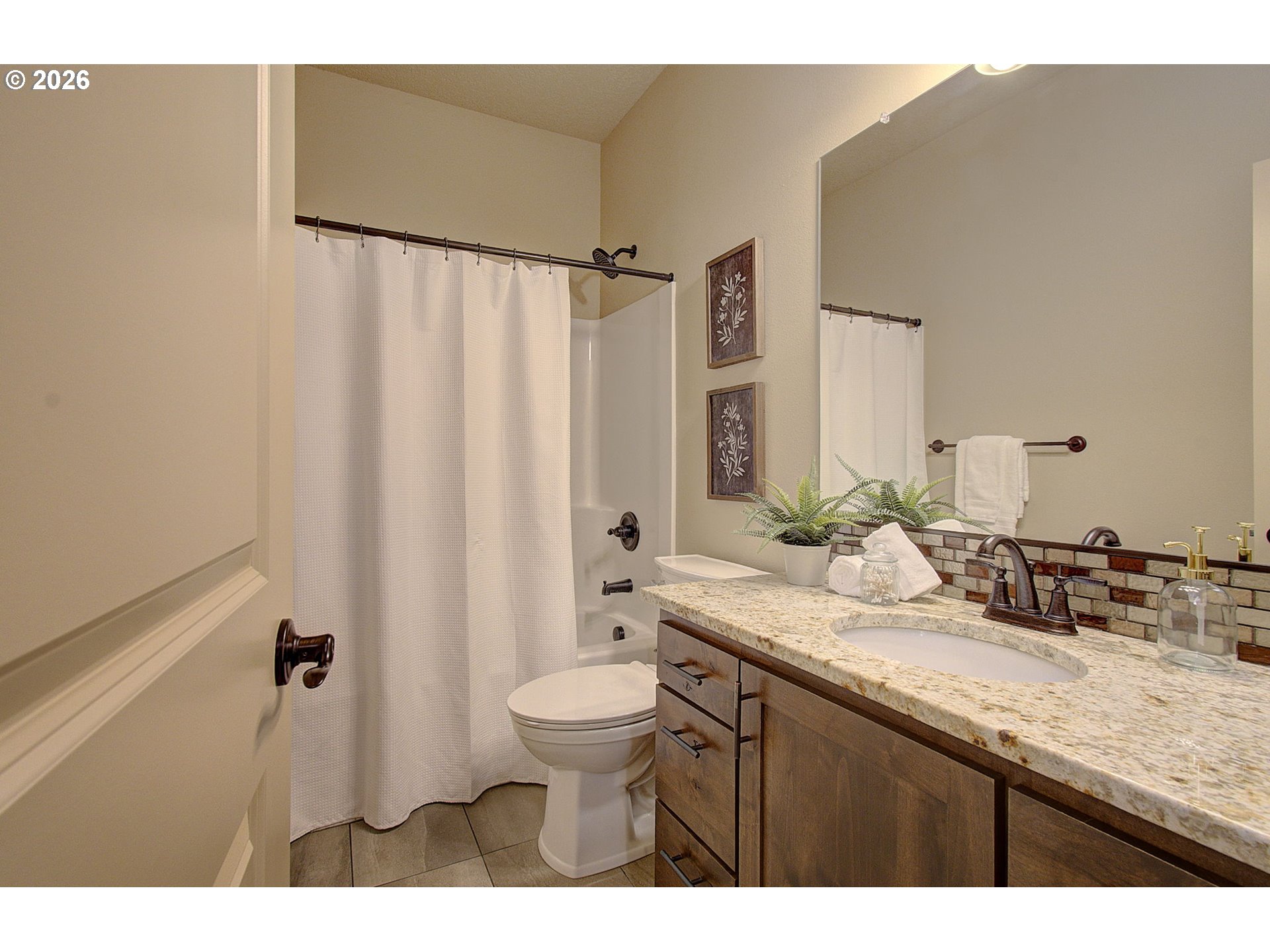553 Southeast 23rd Terrace Gresham, OR 97080 - Photo 23 of 41 Bathroom