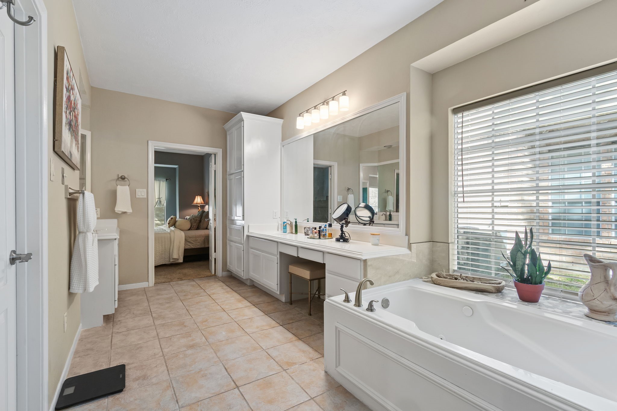 3618 Walnut Forest Lane Spring, TX 77388 - Photo 24 of 41 a bathroom with a tub a sink a mirror and a shower