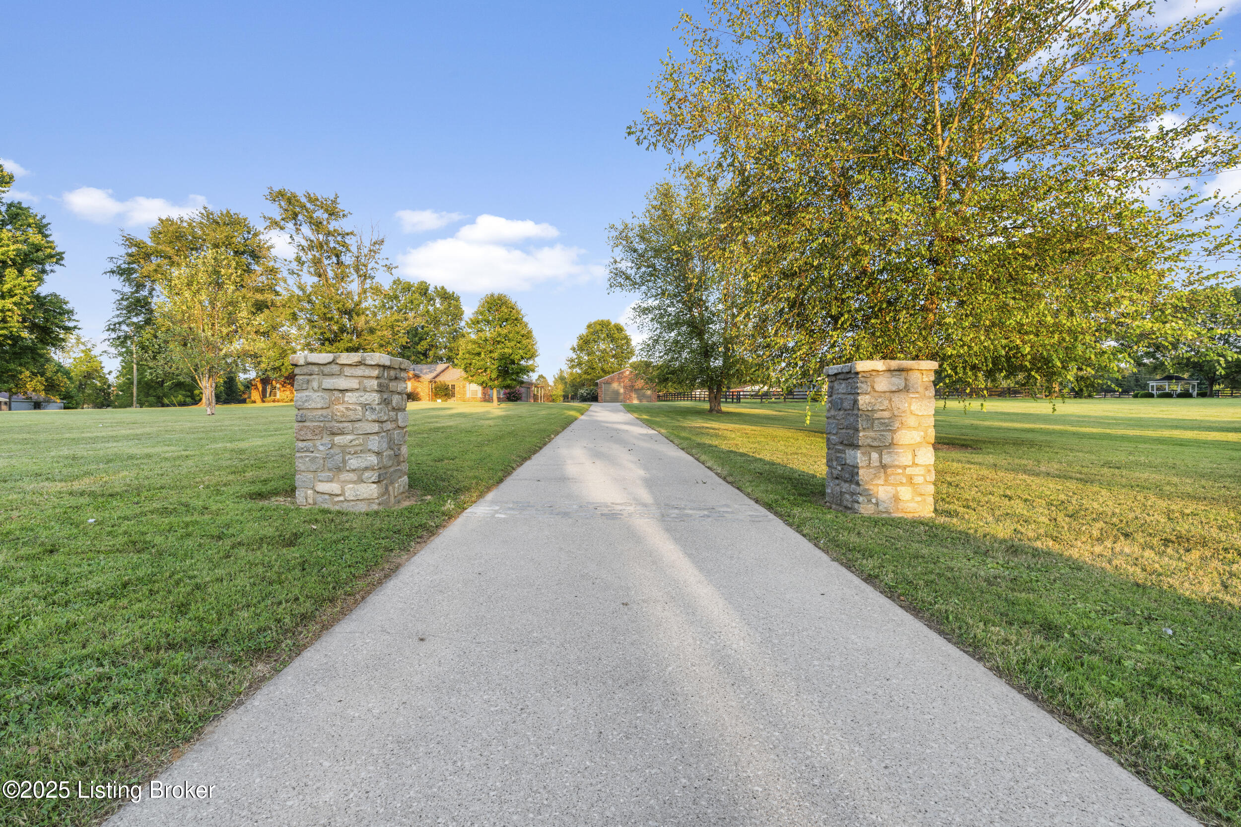 7707 Broad Run Road Louisville, KY 40291 - Photo 59 of 70 Driveway