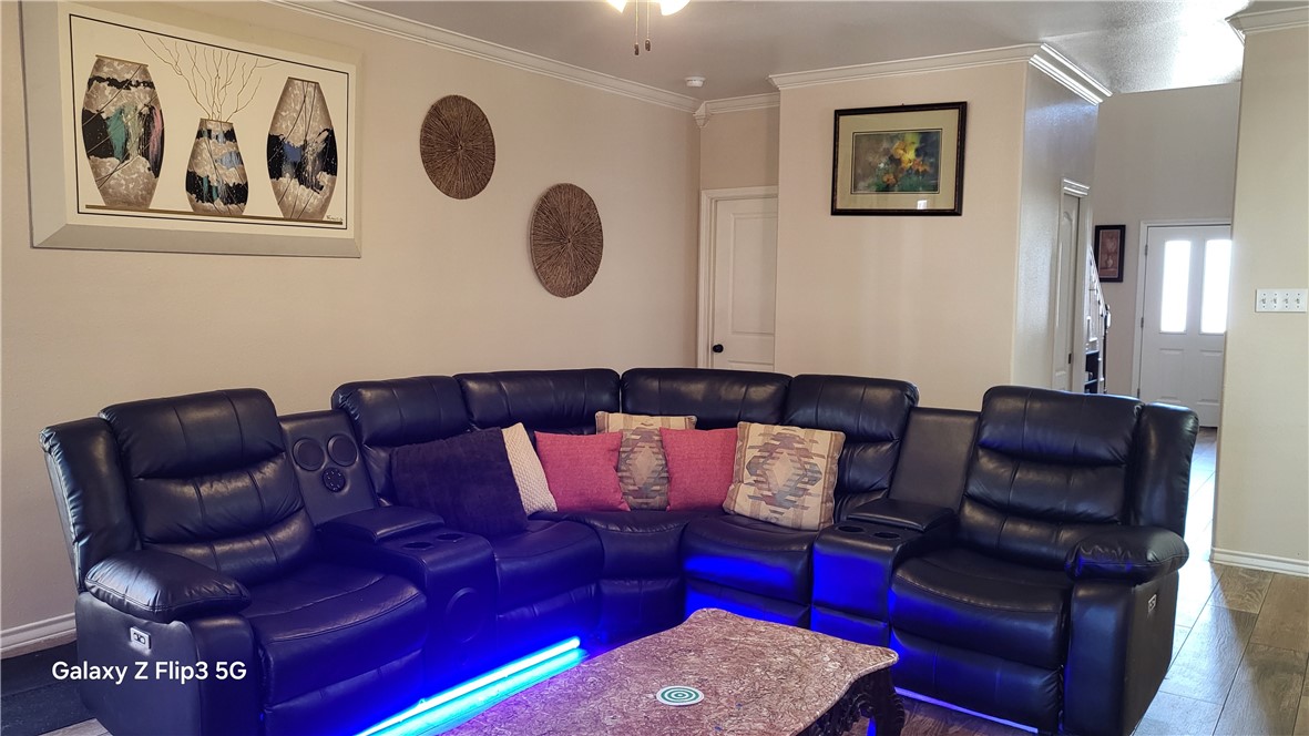 5018 Queen's Court Corpus Christi, TX 78413 - Photo 11 of 26 a living room with furniture