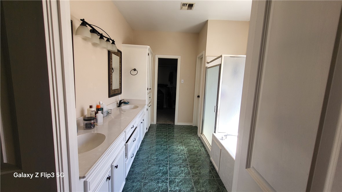 5018 Queen's Court Corpus Christi, TX 78413 - Photo 15 of 26 a bathroom with a tub sink and mirror